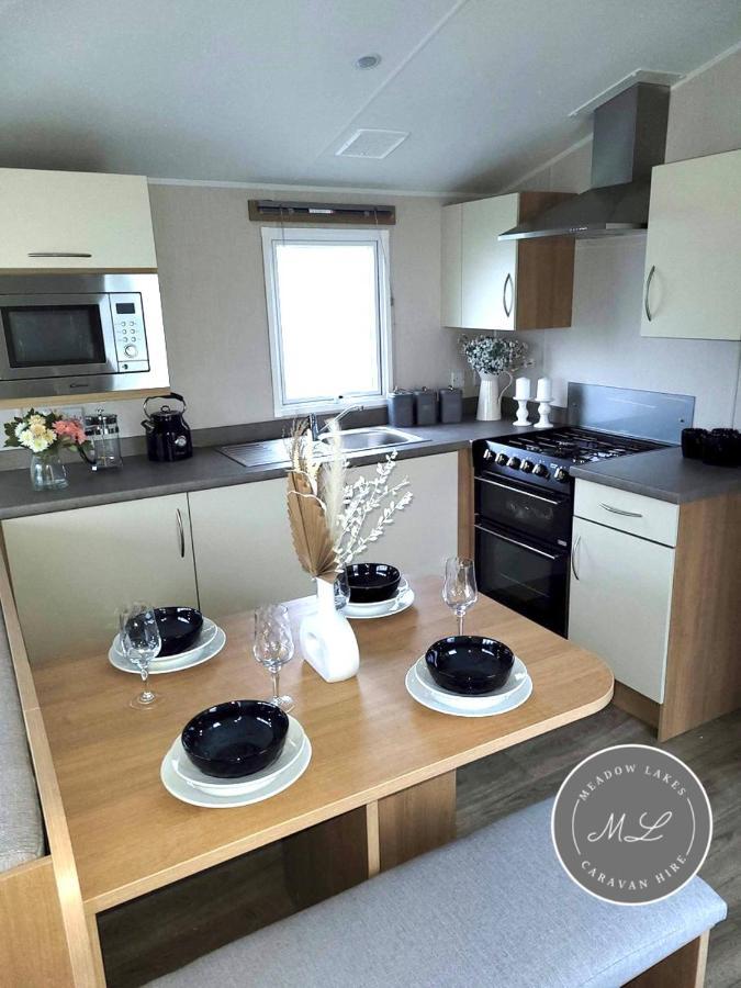 Palm Grove 181- Golden Palm - Pet Friendly, Wifi, Central Heating, Bed Linen - Meadow Lakes Caravan & Lodge Hire Chapel Saint Leonards Exterior photo